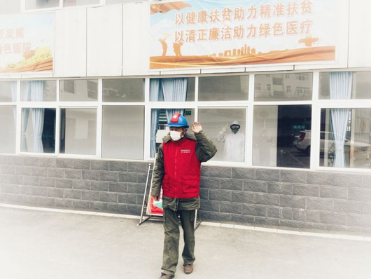 抗“疫”一線相遇 夫妻隔窗相望背身揮手