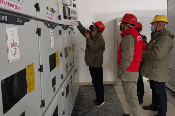 國網(wǎng)英山縣供電：隔離醫(yī)院電工發(fā)燒了!放心，我們頂上!