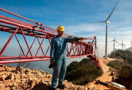 價值百萬風(fēng)力發(fā)電葉片，被河南村民當(dāng)蹺蹺板：一片上站20多人