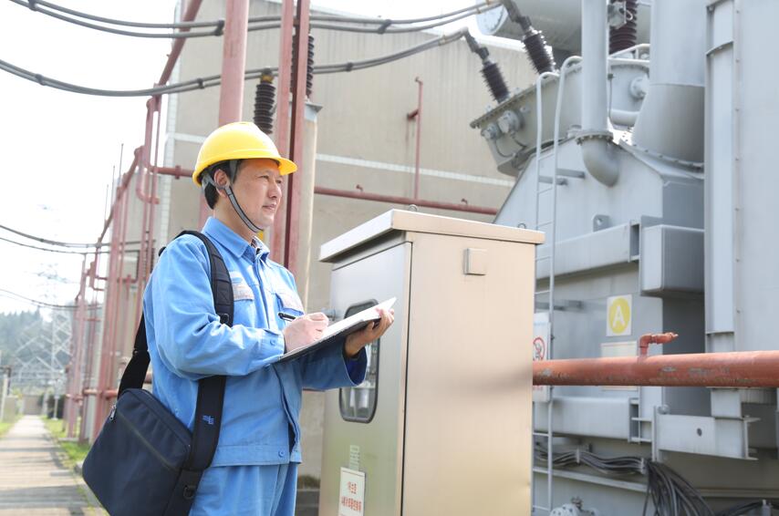 　　破譯電流密碼的追夢(mèng)人——記全國(guó)技術(shù)能手銅仁500千伏變電站站長(zhǎng)申國(guó)華