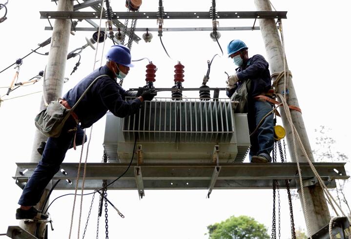 國網(wǎng)福安市供電公司:更換老舊綜配箱 保障漁民新村穩(wěn)定用電