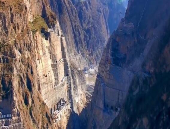 為建烏東德水電站，在峽谷底部挖90米深洞穴，用來干嘛的？