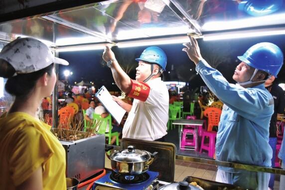 海南電網(wǎng)公司及時健全供電保障機制 讓夜市霓虹燈更加亮堂