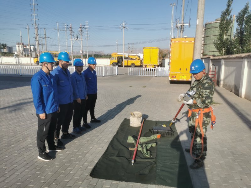 烏海電業(yè)局配電帶電作業(yè)中心：現(xiàn)場培訓(xùn)求實效，技能素質(zhì)再提升
