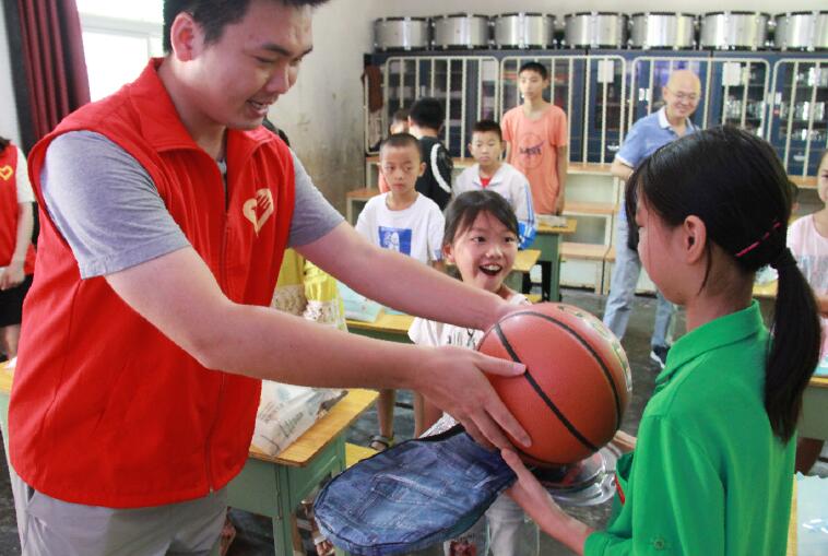 國(guó)網(wǎng)樂(lè)至縣供電公司：情暖教師節(jié)　關(guān)愛留守學(xué)生