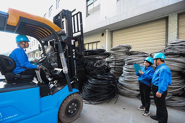 國(guó)網(wǎng)寧?？h供電公司：下基層強(qiáng)服務(wù)，提質(zhì)增效駛?cè)搿翱燔嚒钡? width=