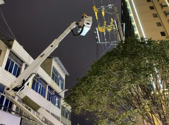 云南電網(wǎng)陸良供電局城區(qū)供電所冬夜搶修，杜絕用電隱患