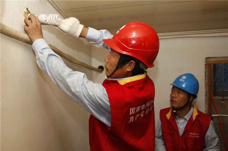 國網(wǎng)象山縣供電公司紅船服務(wù)進社區(qū)，把牢冬季安全用電關(guān)