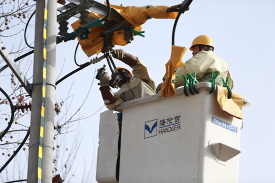 國網(wǎng)山東壽光供電:帶電更換隔離開關 助力園區(qū)企業(yè)發(fā)展