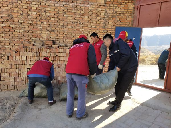 國網(wǎng)青海黃化化隆縣供電公司：節(jié)前“祝?！迸诵? width=