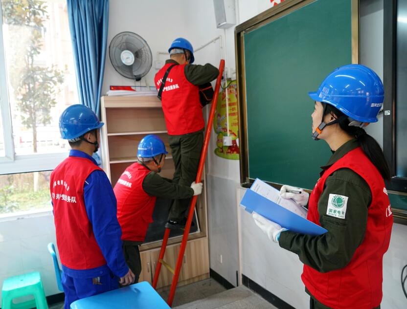 國網(wǎng)宜賓連心橋共產(chǎn)黨員服務(wù)隊:查隱患 保校園用電安全