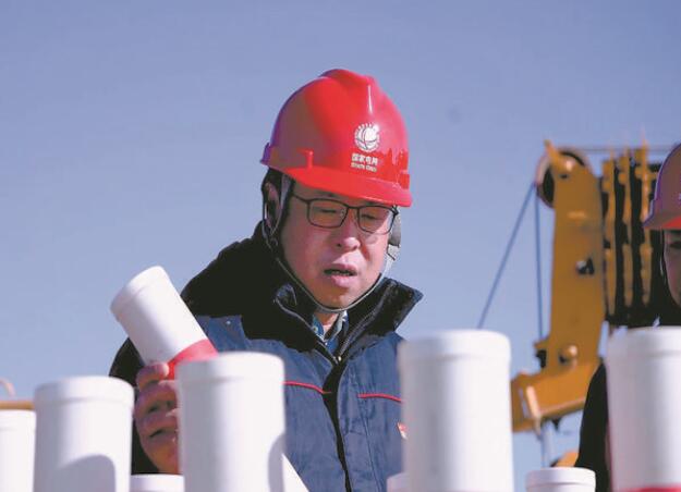 改革創(chuàng)新善作為 急難險(xiǎn)重勇?lián)?dāng)——記國家電網(wǎng)有限公司特等勞動(dòng)模范靳龍