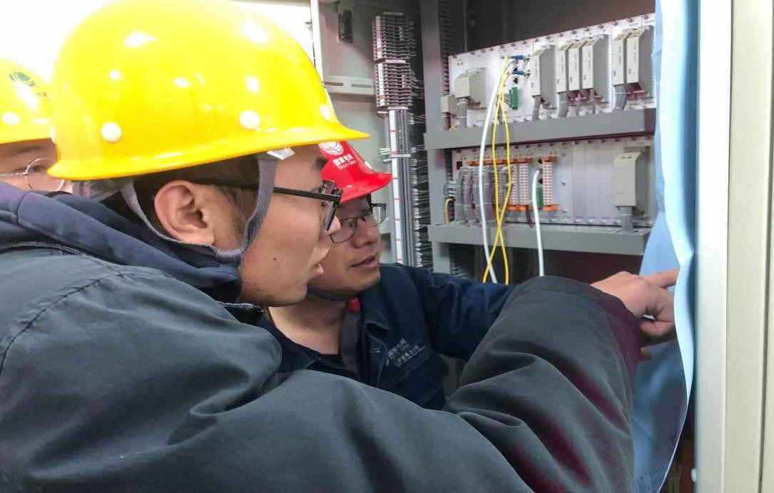 國網(wǎng)平?jīng)龉╇姡荷钊敫脑飕F(xiàn)場，力促青工成長