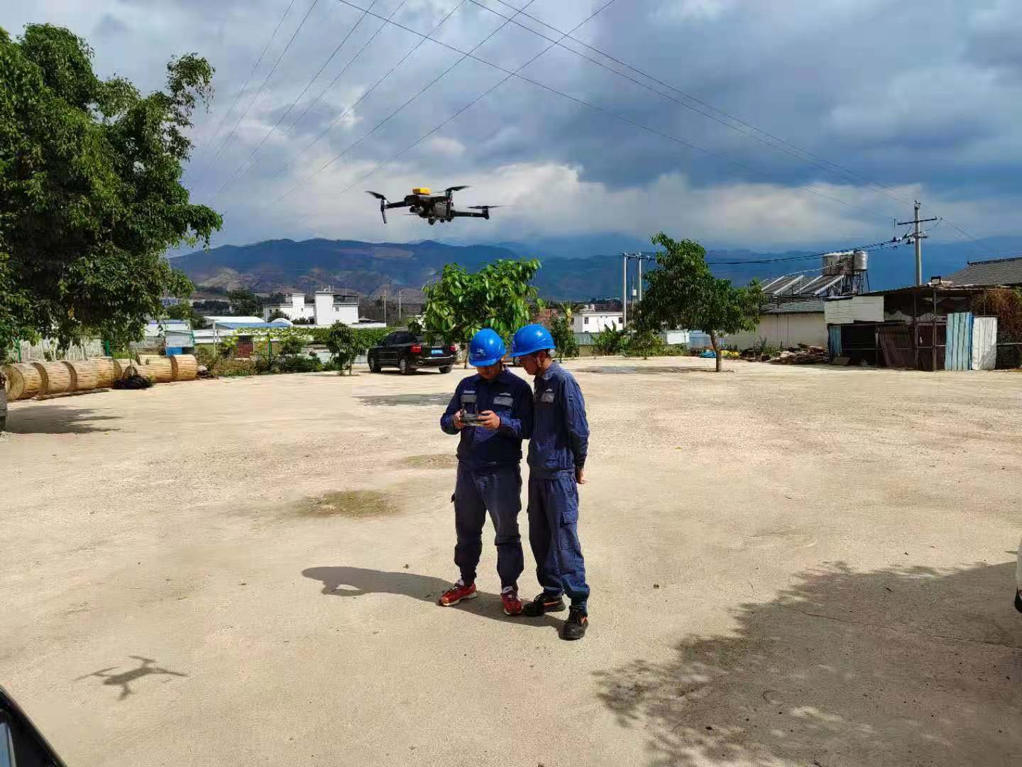 臨滄云縣供電局為建黨百年?！半姟弊o(hù)航