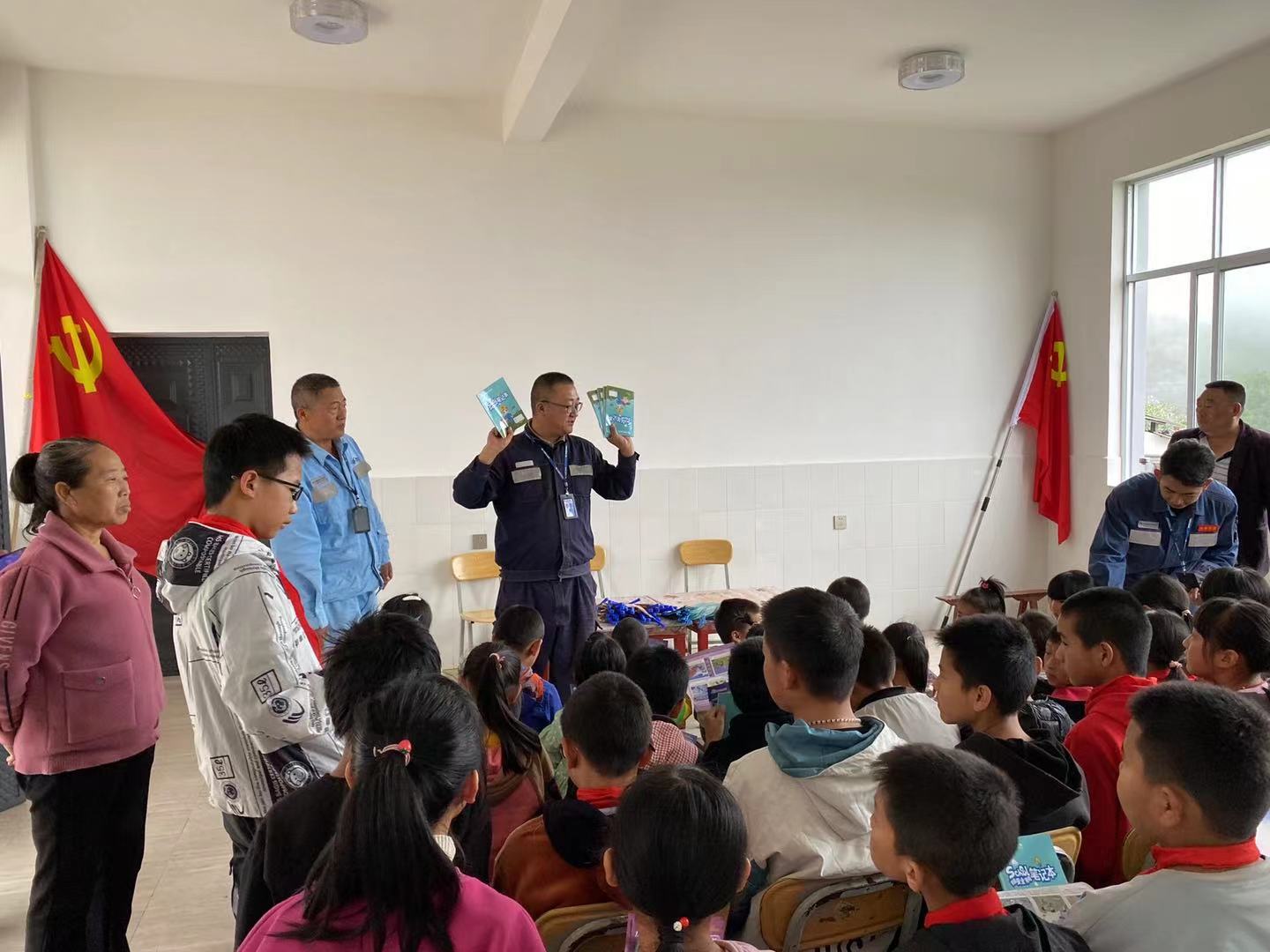 黨團聯(lián)合帶安全宣講進(jìn)校園，“電”亮未來助成長