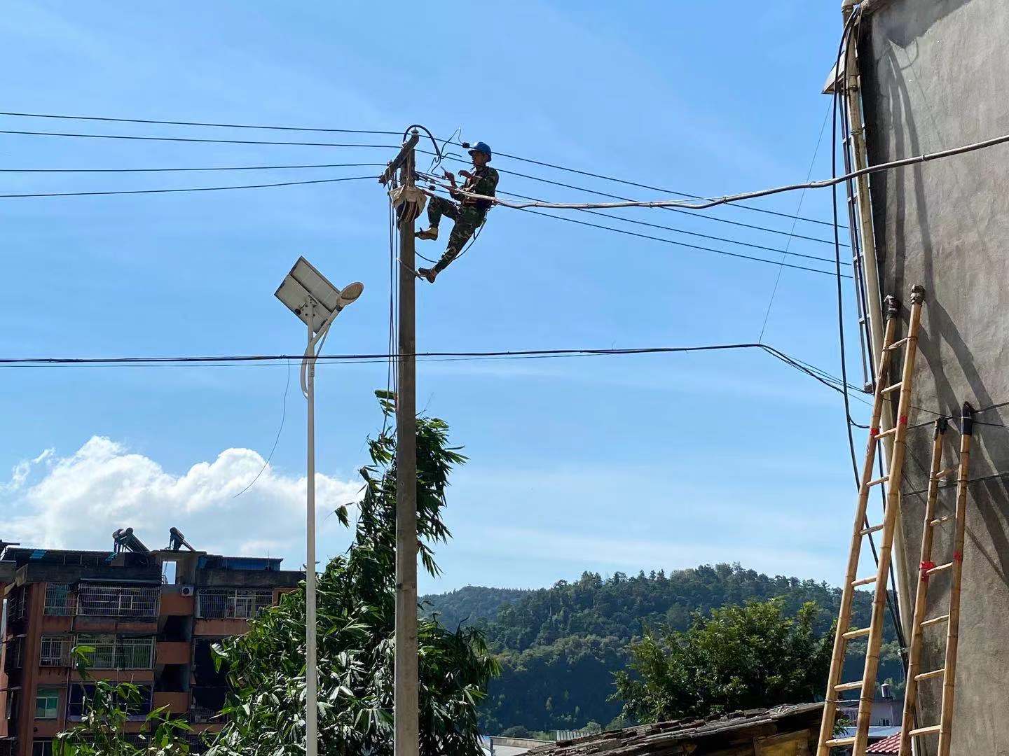 國網(wǎng)福建延平區(qū)供電公司: 迎高溫戰(zhàn)酷暑 “汗”衛(wèi)群眾清涼