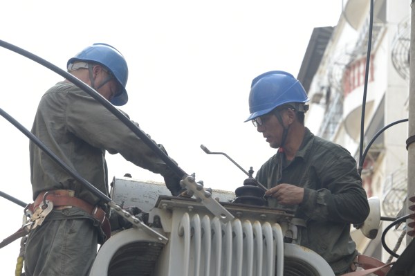 國(guó)網(wǎng)撫州市南豐縣供電公司:高溫下更換變壓器 保障過(guò)載臺(tái)區(qū)穩(wěn)定用電