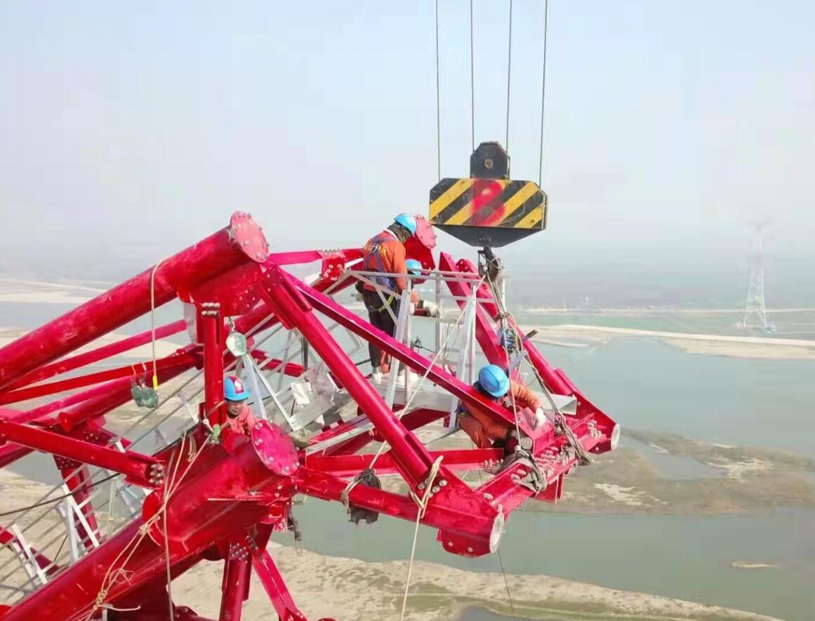 白鶴灘~江蘇±800千伏特高壓直流輸電線路工程鄂7標段漢江跨越塔組立完成