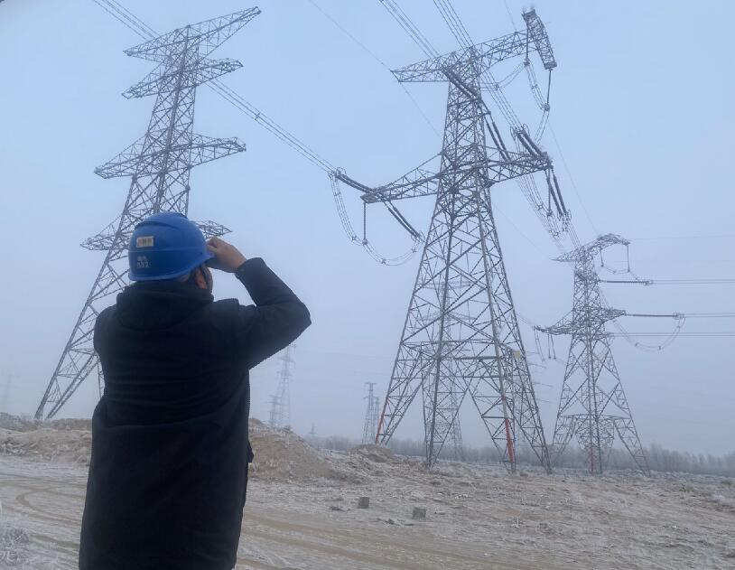 內(nèi)蒙古烏海超高壓供電公司防污除閃，寒冬堅守一線