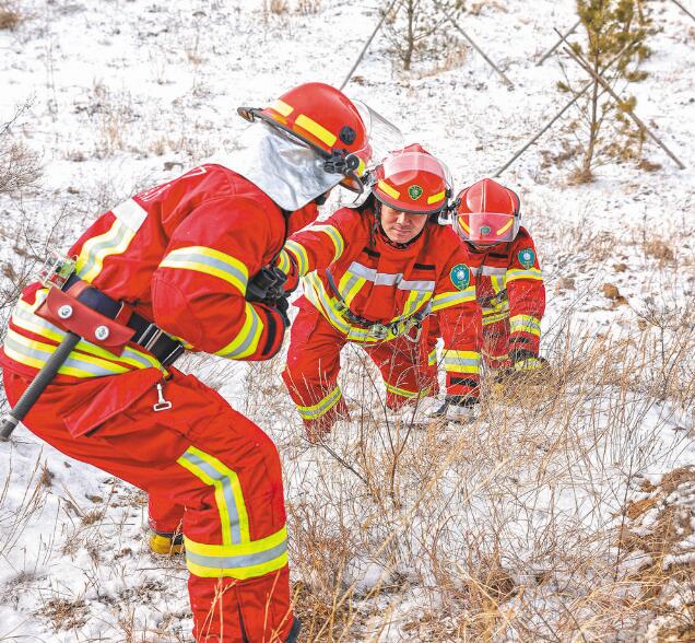 大寒時(shí)節(jié)，跟著冬奧保電人員去巡線