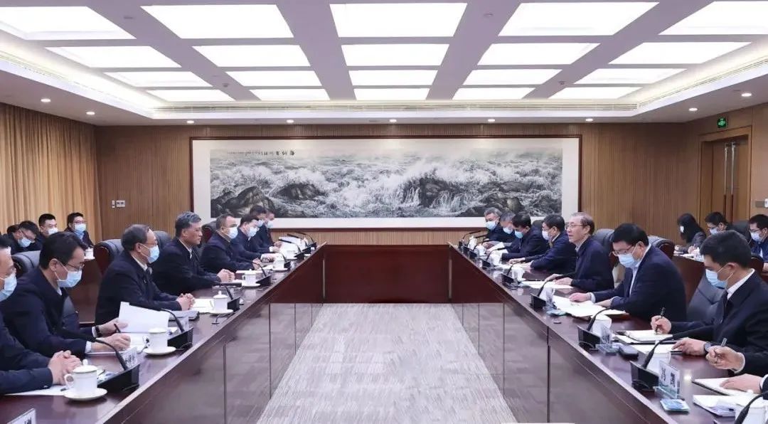 辛保安、張智剛與新疆維吾爾自治區(qū)、新疆生產(chǎn)建設(shè)兵團(tuán)領(lǐng)導(dǎo)會(huì)談