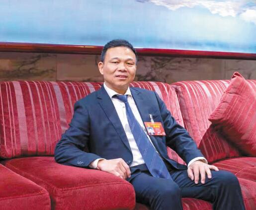 強(qiáng)電網(wǎng)優(yōu)服務(wù) 推動(dòng)城鄉(xiāng)一體化發(fā)展——訪全國(guó)人大代表、奧克斯集團(tuán)有限公司董事長(zhǎng)鄭堅(jiān)江