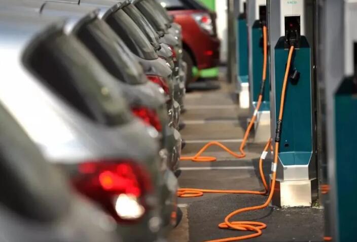 油價(jià)漲怕了，電動(dòng)車主也笑不出