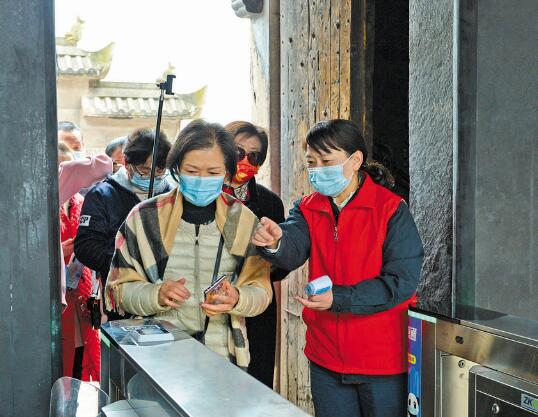 黃蓉:傳遞愛心服務(wù)社會(huì)