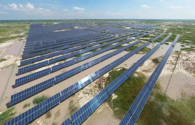 加快風(fēng)光發(fā)電建設(shè)，吉林油田新能源發(fā)展駛?cè)肟燔嚨? width=