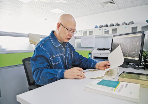 國(guó)網(wǎng)工匠趙新力:繼電保護(hù)專業(yè)的技術(shù)能手