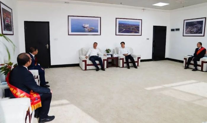 雷鳴山、韓君勉勵(lì)三峽集團(tuán)先進(jìn)典型代表再立新功