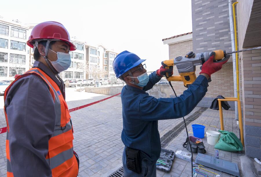 內(nèi)蒙古阿拉善供電公司:助力“綠牌”車主 充電樁馬上辦