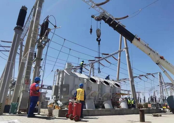 吊罩成功！主變大修工程為“綠色電”保駕護(hù)航
