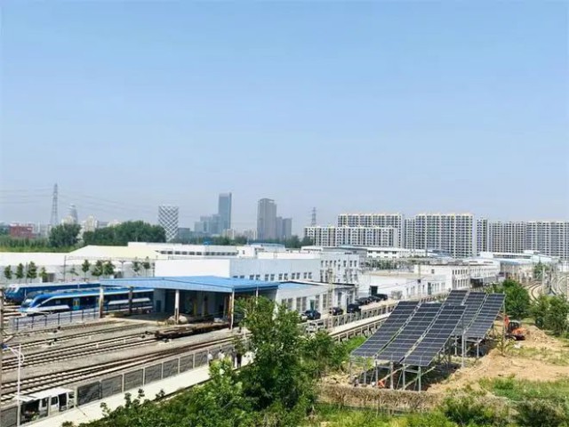 全國首個(gè)！英利集團(tuán)“光伏+鐵路”示范項(xiàng)目順利并網(wǎng)