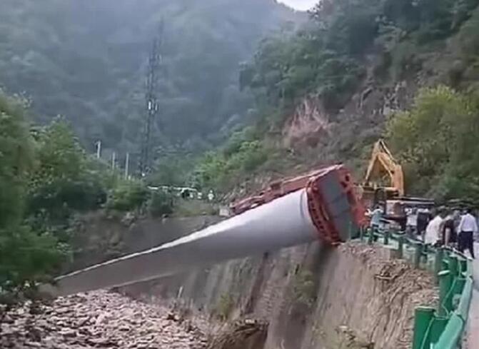 陜西寶雞隴縣:80米風(fēng)電扇葉運輸車歪倒,正救援