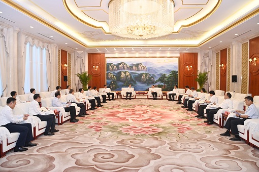 國(guó)家電網(wǎng)董事長(zhǎng)、黨組書(shū)記辛保安與寧夏回族自治區(qū)黨委書(shū)記梁言順、自治區(qū)主席張雨浦會(huì)談