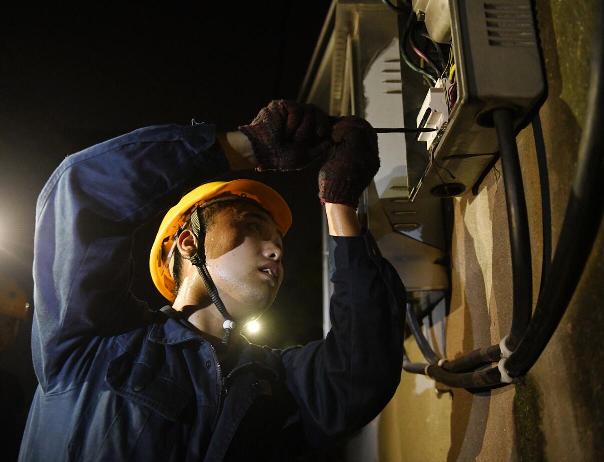 國網(wǎng)余姚市供電公司:悶熱高溫夜 搶修送清涼