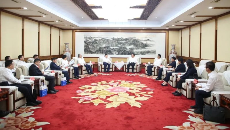 宋海良與內蒙古自治區(qū)黨委常委、呼和浩特市委書記包鋼座談