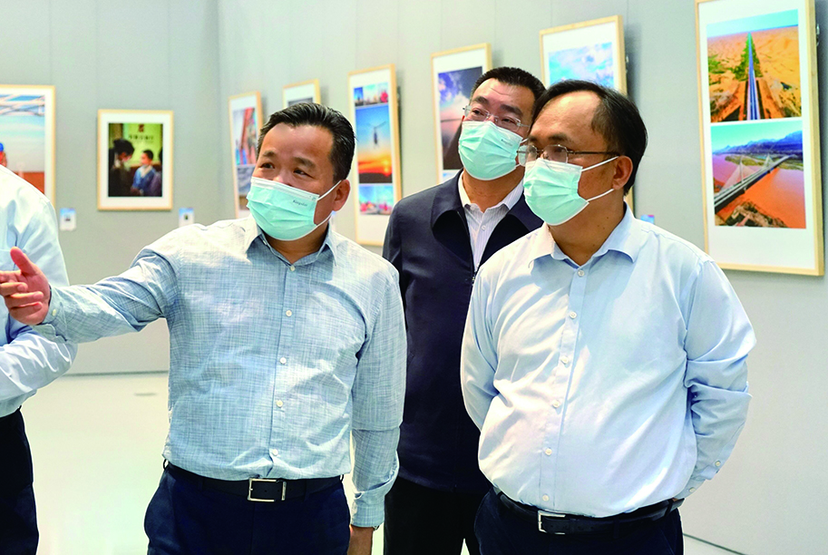 許振山、賈振國(guó)一行參觀“喜迎二十大 奮進(jìn)新征程”書法美術(shù)攝影展