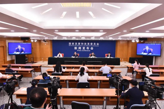 發(fā)改委：我國新能源產(chǎn)業(yè)全球領(lǐng)先，為全球市場提供超過70%的光伏組件