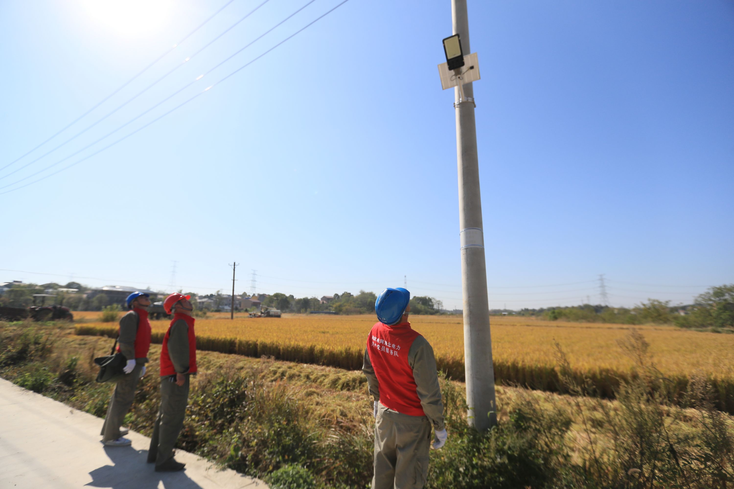 金秋豐收正當(dāng)時(shí)，供電部門全力保障農(nóng)戶秋收用電