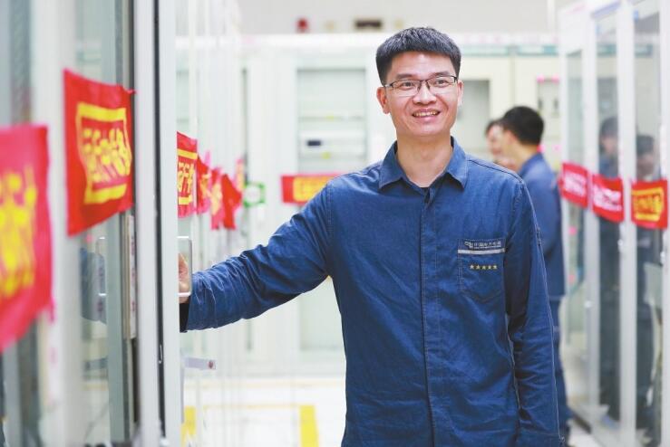 扎根一線的繼?！搬t(yī)生”——記廣東電網(wǎng)公司肇慶供電局變電管理所繼保自動(dòng)化一班副班長(zhǎng)雷宇