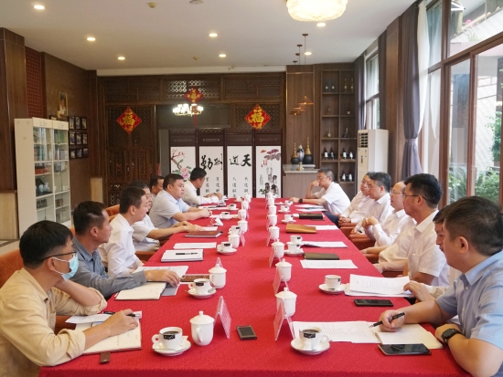 中國電建黨委常委、副總經(jīng)理徐鵬程與海南萬寧市委書記蓋文啟、市長王三防座談