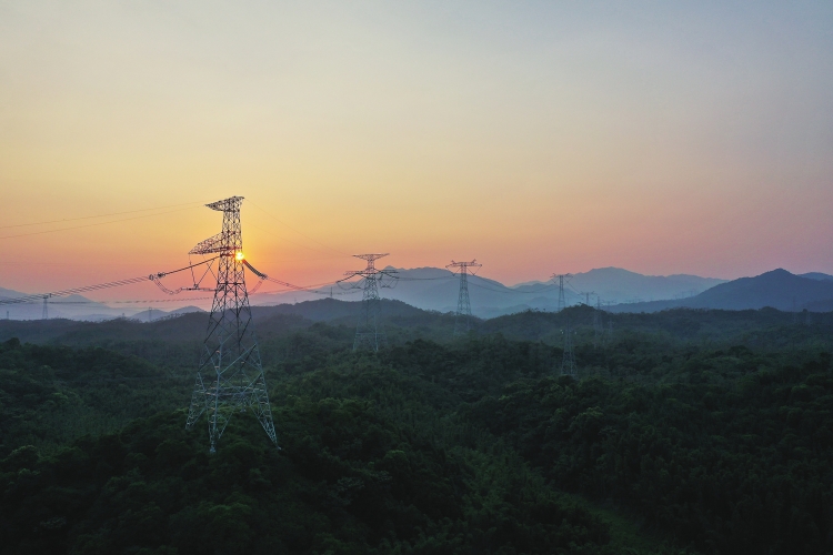 “特高壓±800千伏混合多端柔性直流輸電關(guān)鍵技術(shù)”通過鑒定