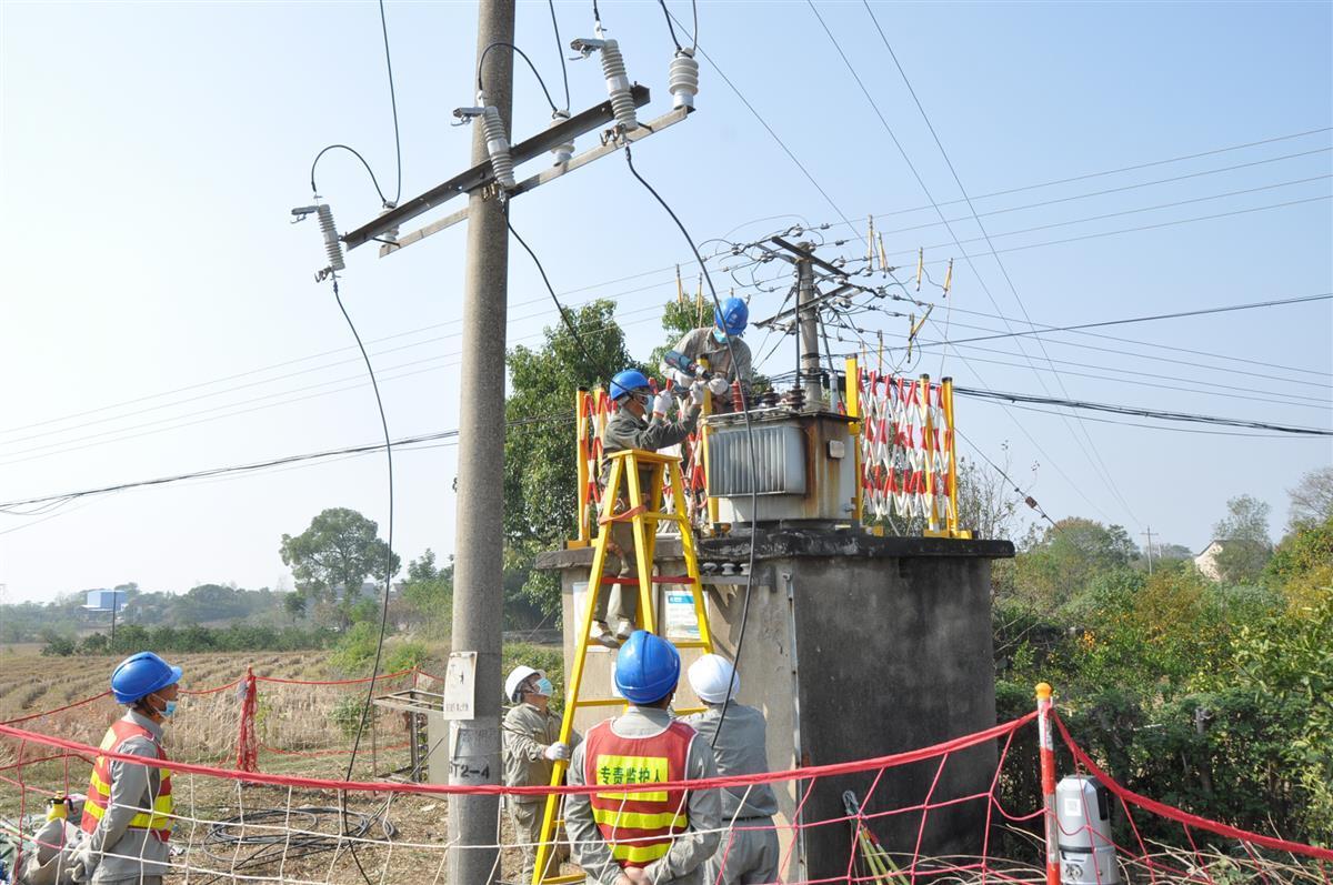 國(guó)網(wǎng)松滋供電公司集中檢修消除隱患
