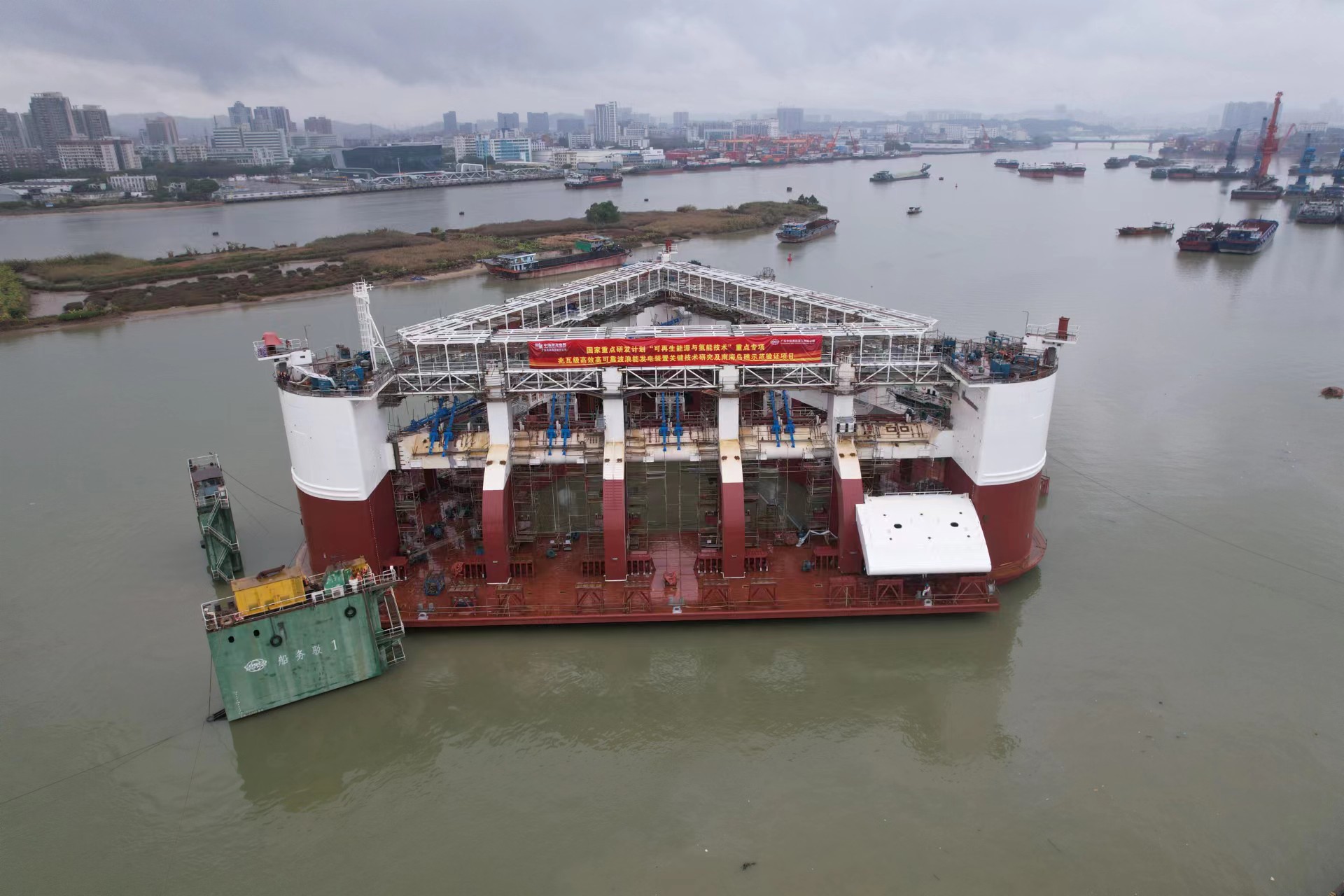 世界首臺兆瓦級漂浮式波浪能發(fā)電裝置下水調試