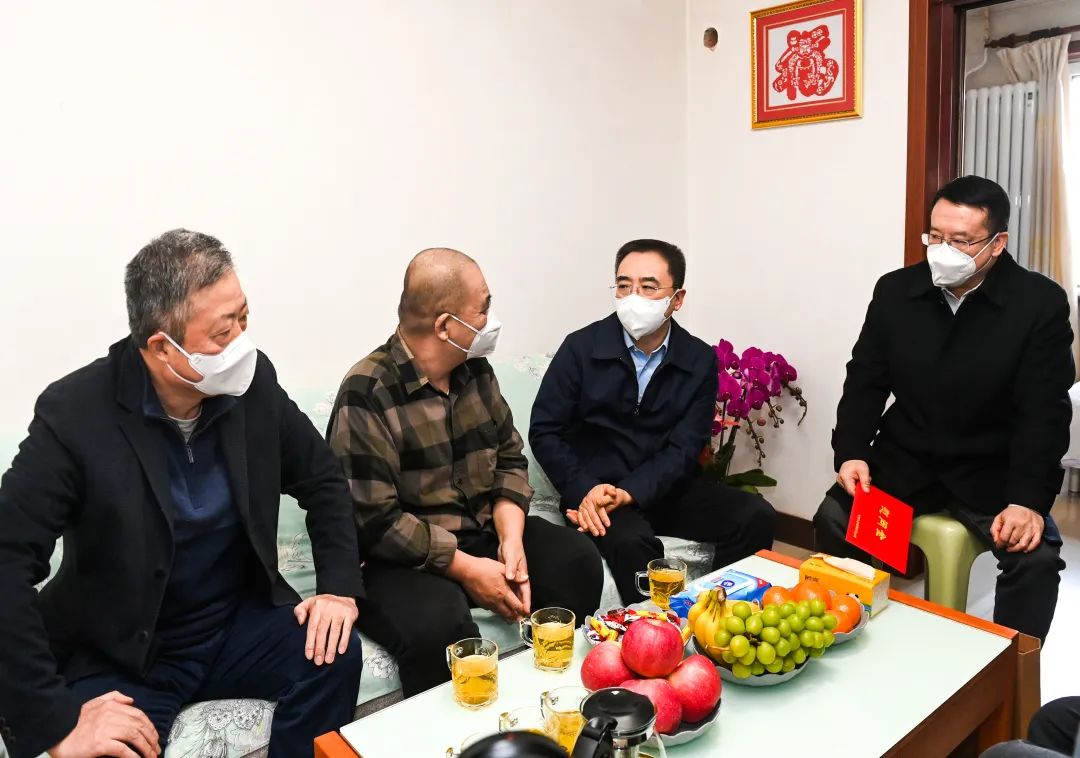 鄒磊、劉明勝走訪慰問(wèn)退休老領(lǐng)導(dǎo)、勞模遺屬、困難黨員群眾