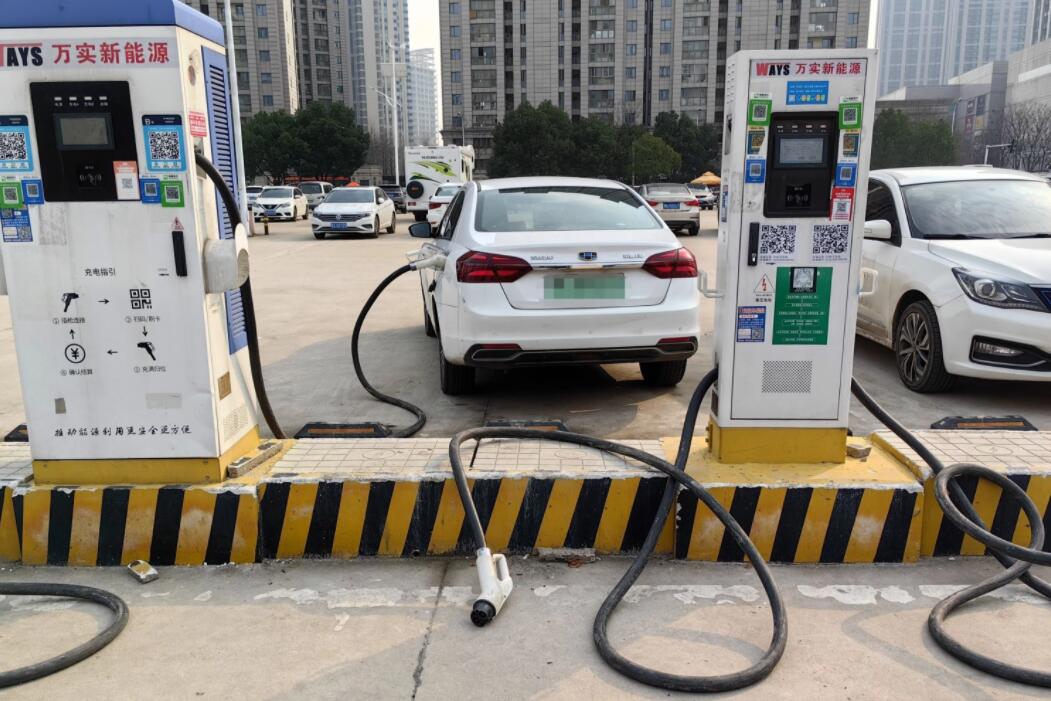 新能源車充電槍被扔積水中,對(duì)“城市家電”需多加愛(ài)護(hù)