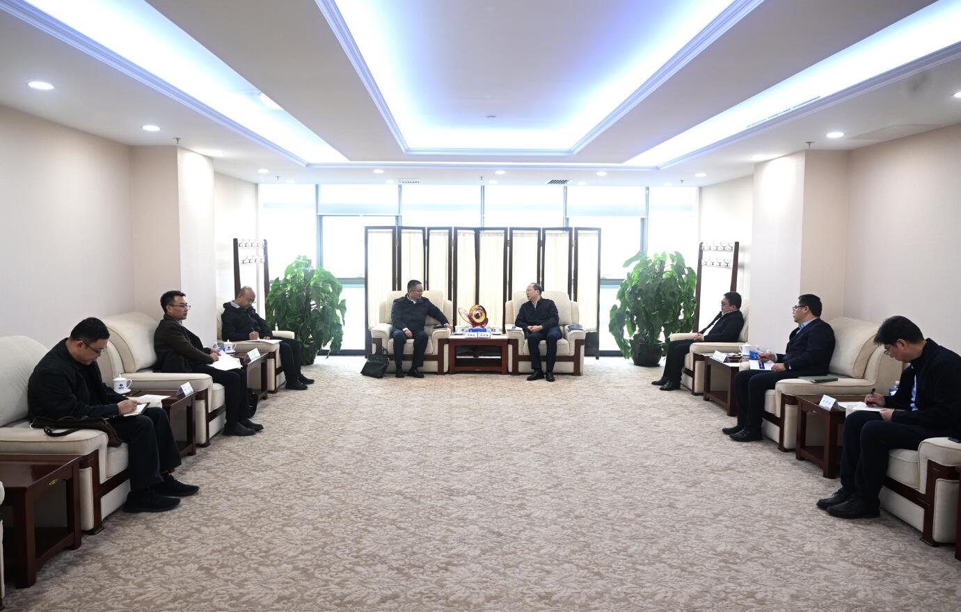 中國電建黨委常委、副總經(jīng)理徐鵬程與西藏開發(fā)投資集團(tuán)黨委書記、董事長祁騰武會談