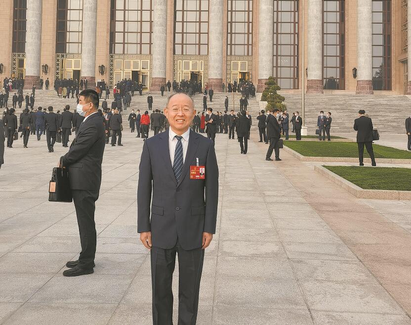 【兩會(huì)好聲音】全國(guó)人大代表 錢海軍:當(dāng)好百姓“點(diǎn)燈人” 讓服務(wù)更有溫度